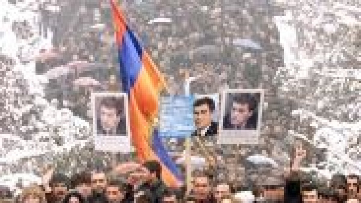 Partidarios de Demirchán protestan por las calles de Eriván, la capital