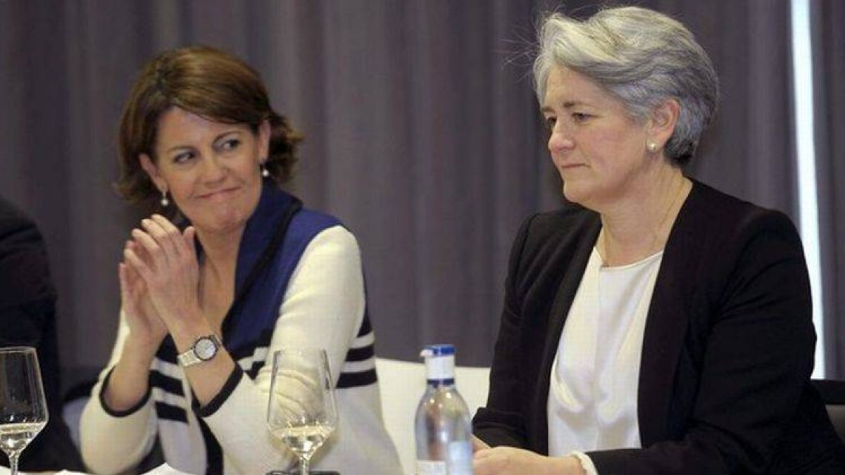La consejera de Economía y vicepresidenta de Navarra, Lourdes Goicoechea (derecha), junto a la presidenta de la comunidad, Yolanda Barcina, el pasado 15 de febrero.