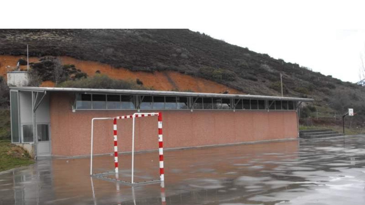 Desde que en 2009 acabaran las obras, el pabellón nunca ha podido ser usado por los alumnos.