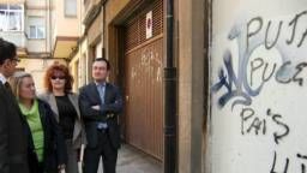 López, a la izquierda, junto a varios concejales del grupo del PP
