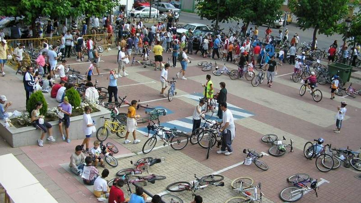 Foto de archivo de participantes en una edición pasada del Día de la Bici en Villaquilambre.