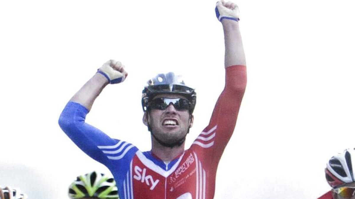 Cavendish celebra su triunfo al esprint en el que Freire (i) se quedó sin el podio esperado.