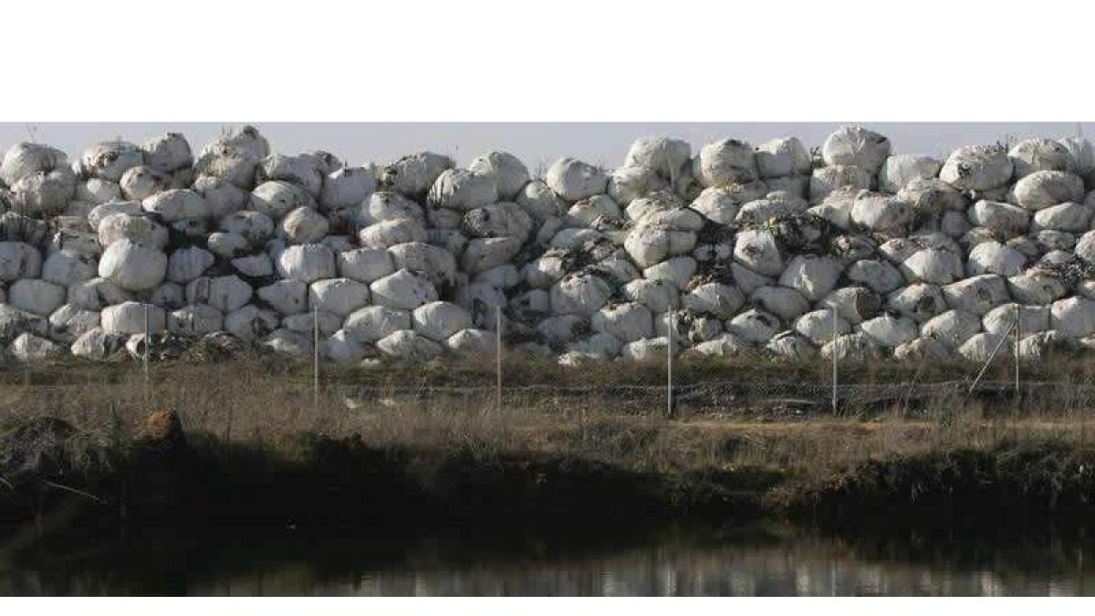 Imagen de la finca El Busto en Santa María del Páramo, que alberga 400.000 toneladas de basuras apiladas en fardos.