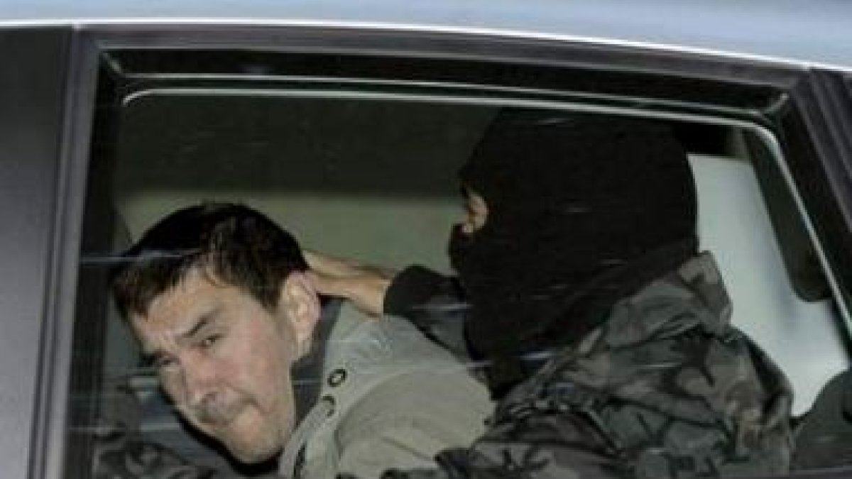 Otegi es trasladado a prisión tras declarar ante el juez Garzón.