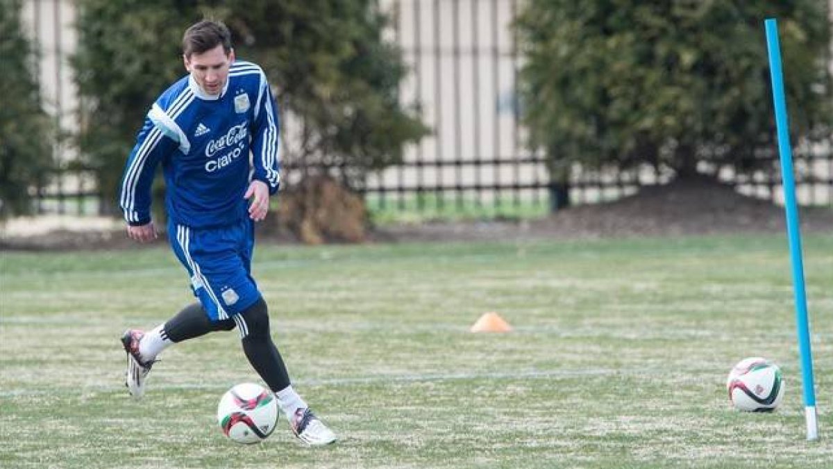 Messi corre con el balón durante un entrenamiento con la selección argentina.