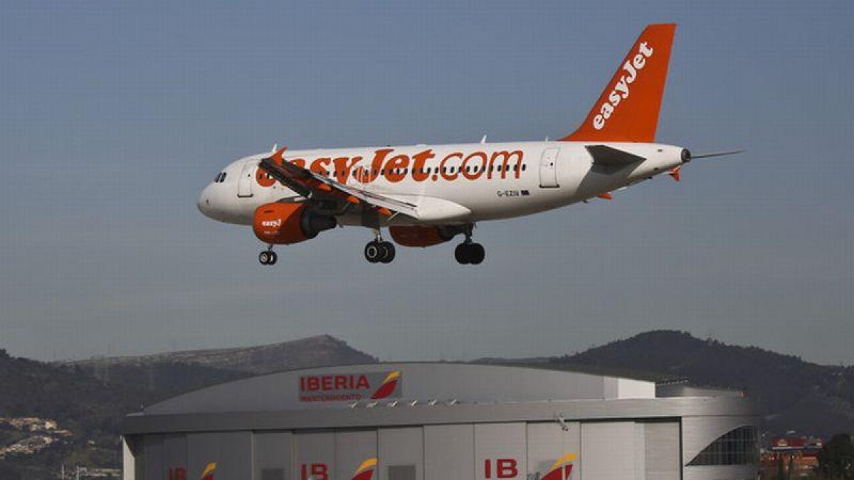 Foto de archivo de un avión de la compañía Easyjet aterrizando en el aeropuerto de Barcelona.