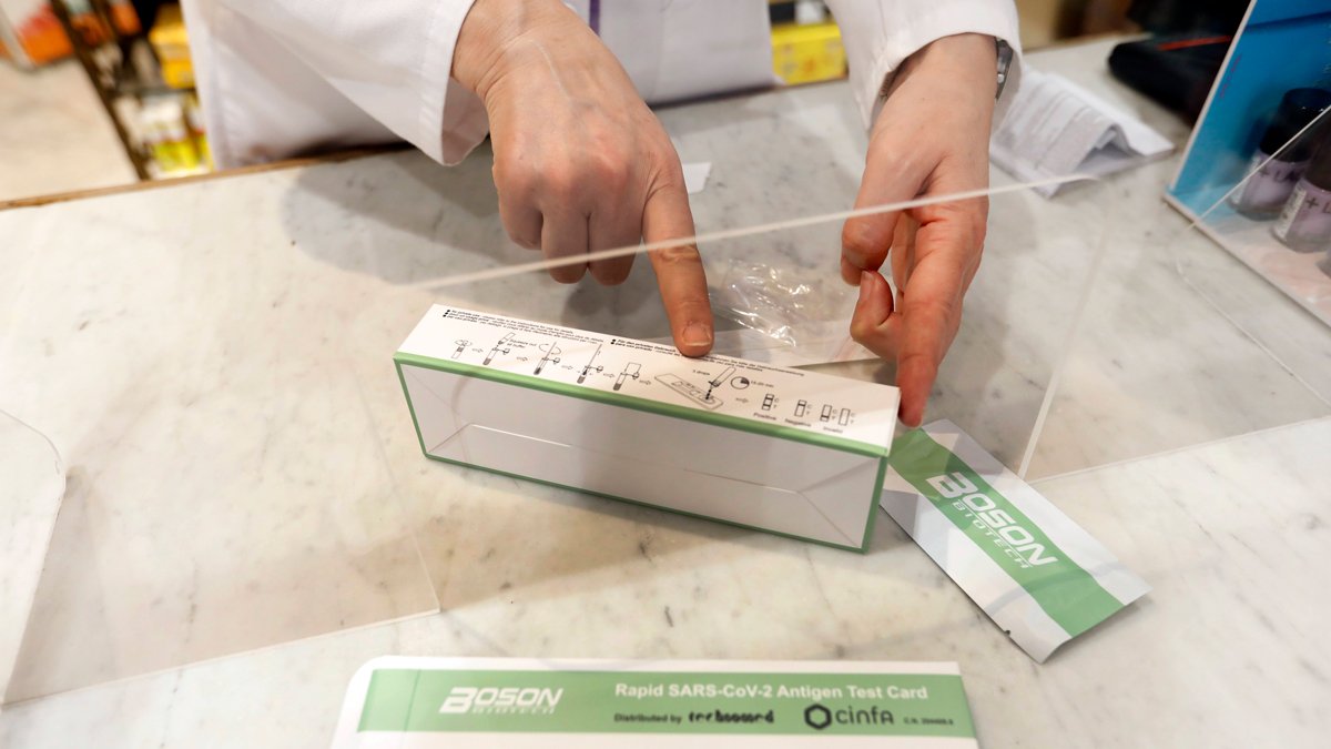 Una farmacéutica da indicaciones sobre el uso de un test de antígenos. MARCIANO PÉREZ
