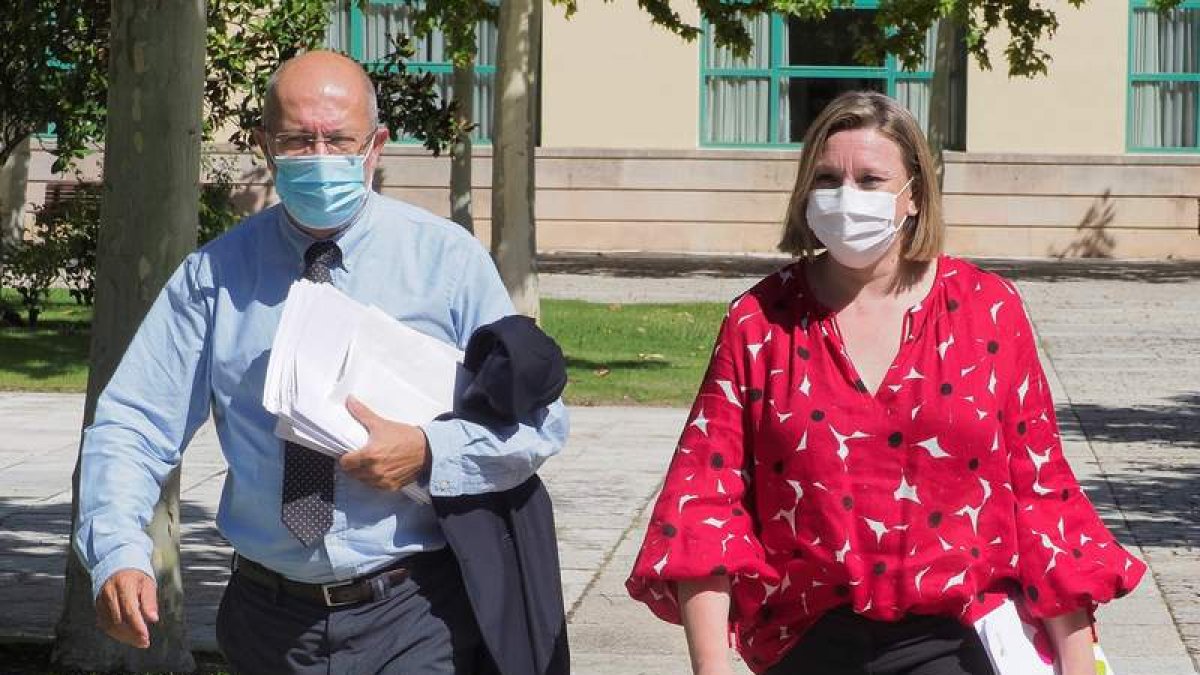 El vicepresidente Francisco Igea y la consejera de Familia Isabel Blanco, tras el Consejo de Gobierno. R. GARCÍA
