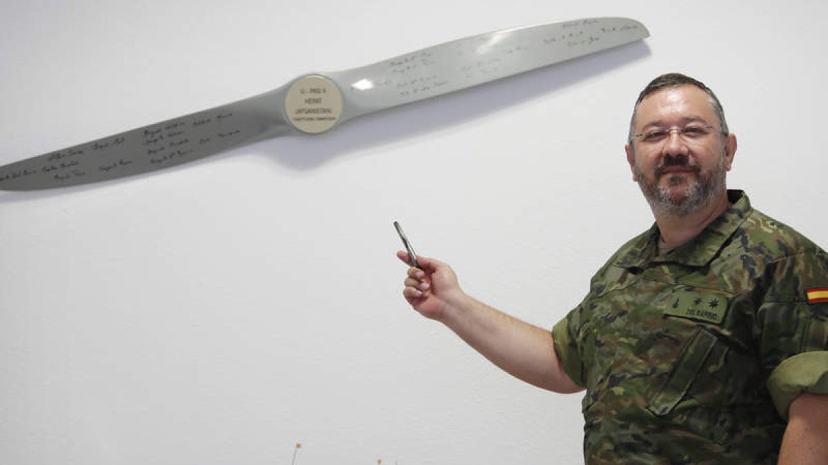El teniente coronel, en su despacho, con una de las hélices que operó en Afganistán. JESÚS F. SALVADORES