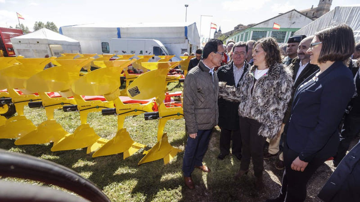 La consejera y la alcaldesa de Lerma, ayer, con uno de los vendedores de la Feria Agrícola. EFE