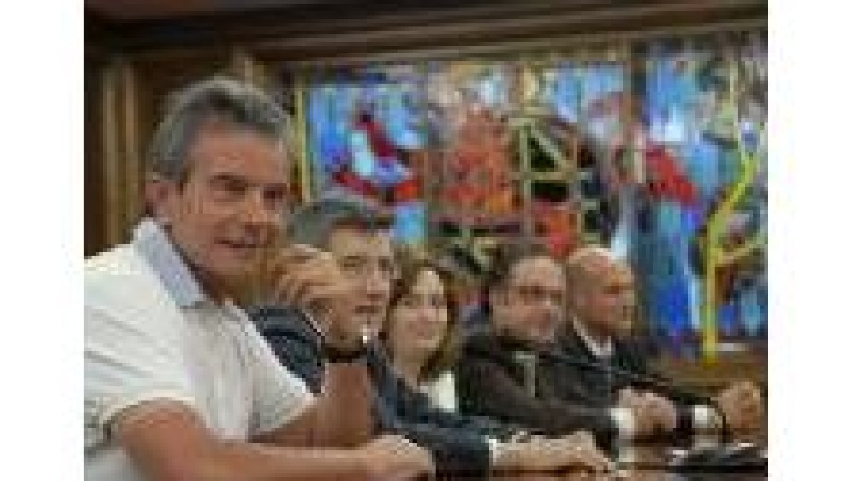 Antonio Catalán y Francisco Fernández, en primer plano, durante el encuentro que mantuvieron ayer