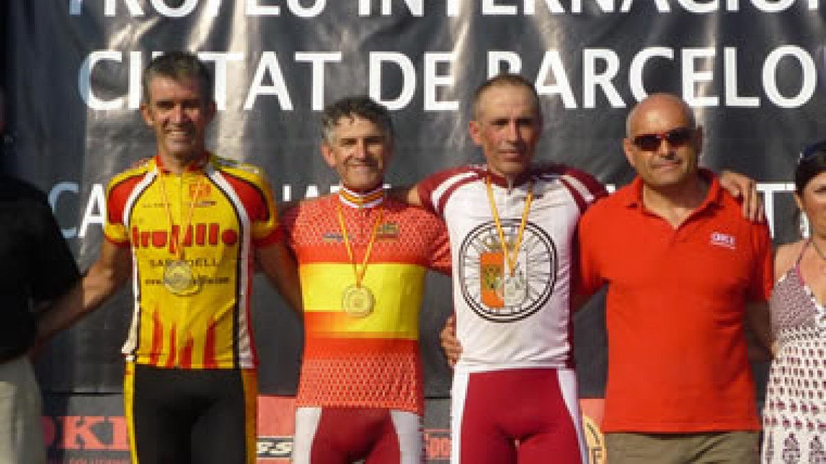 Llamas levanta los brazos al cruzar como ganador la línea de meta.