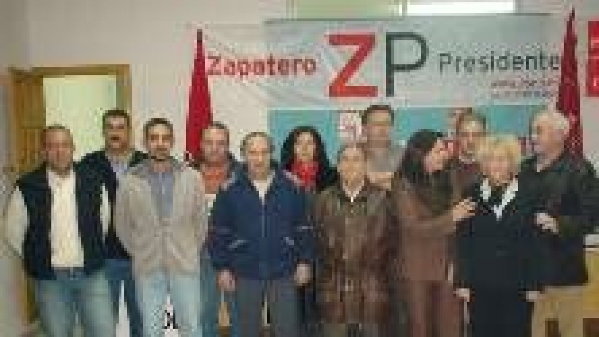 La ejecutiva local del PSOE en Laciana, en una imagen de archivo correspondiente a octubre del 2004