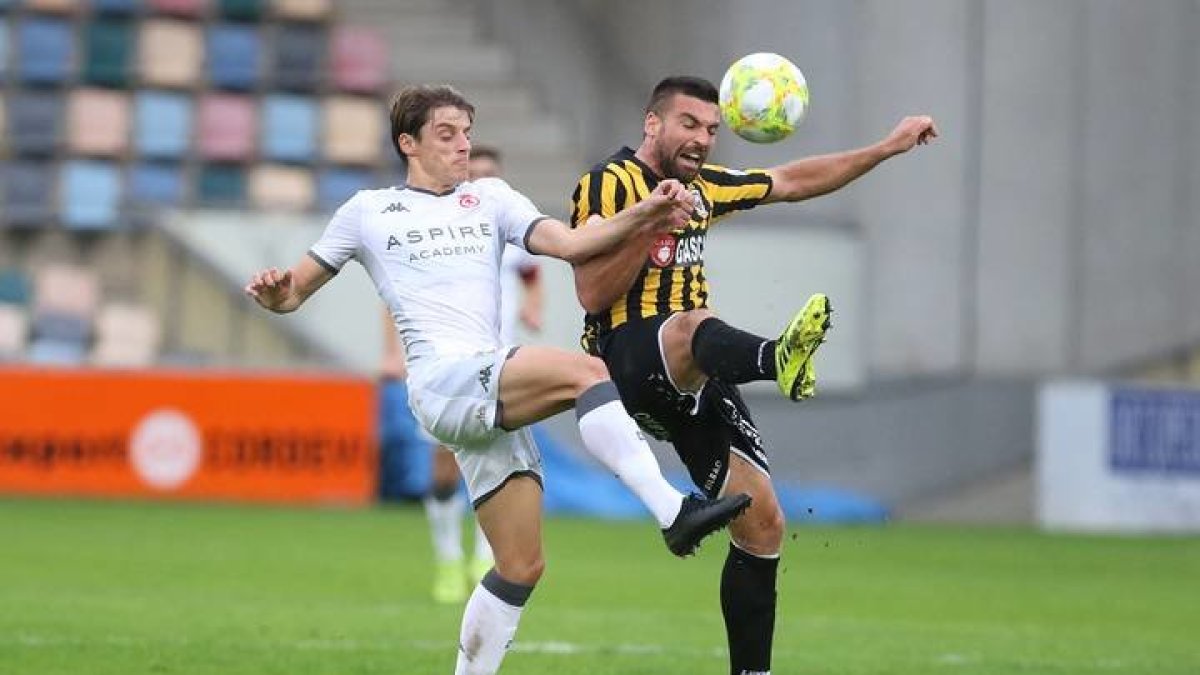 El culturalista Luque pelea por un balón. ÓSCAR MACHÍN