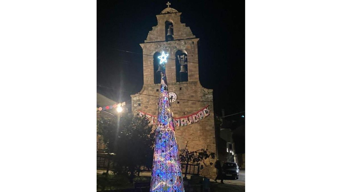 Las estrellas son de ganchillo y el firmamento es un enorme manto tejido en el árbol de Navidad que los vecinos de la localidad de Quintana de Fuseros, en el municipio de Igüeña, ya han colocado a los pies de la iglesia del pueblo. A la espera de que nieve, si es que lo hace, y la estampa invernal sea perfecta, el árbol ya luce espléndido iluminado por las luces eléctricas cada noche. DL