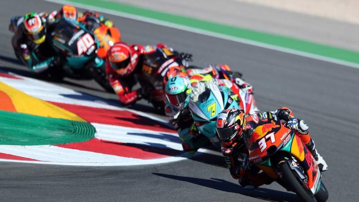 Acosta comanda el grupo de favoritos. Lo mismo ha hecho en el Mundial con su título en Moto3. VEIGA