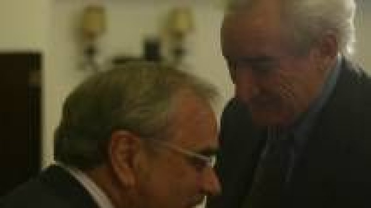 Luis del Olmo se agacha para abrazar a Rodolfo Martín Villa