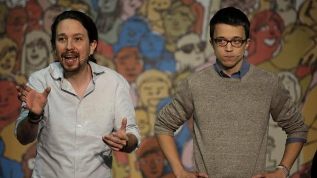 Pablo Iglesias e Íñigo Errejón participan en el acto 'Congreso en tu plaza', en Vallecas (Madrid).