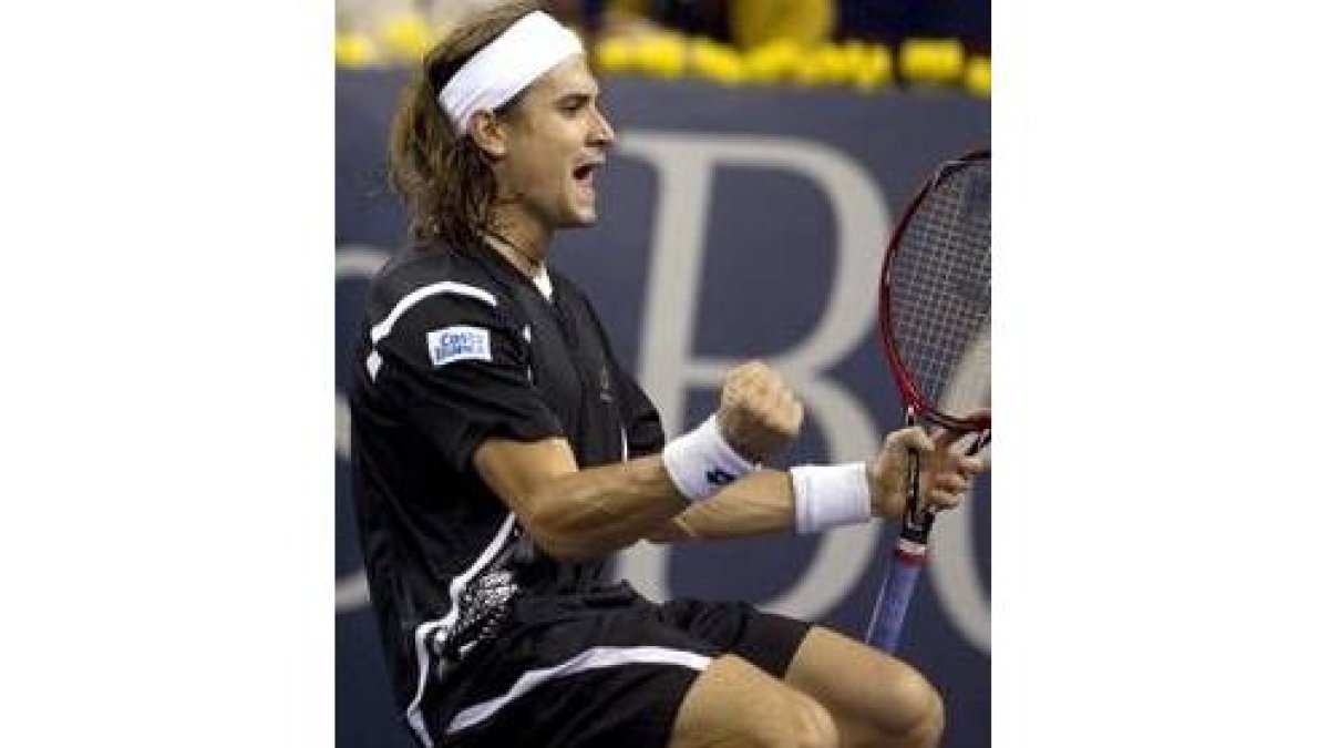 Ferrer celebra exultante su triunfo sobre Djokovic