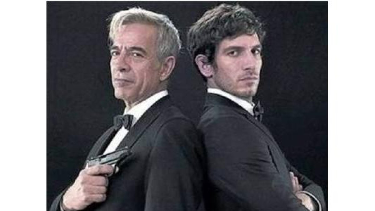 Imanol caracterizado como Anacleto junto a su hijo en la película, Quim Gutiérrez