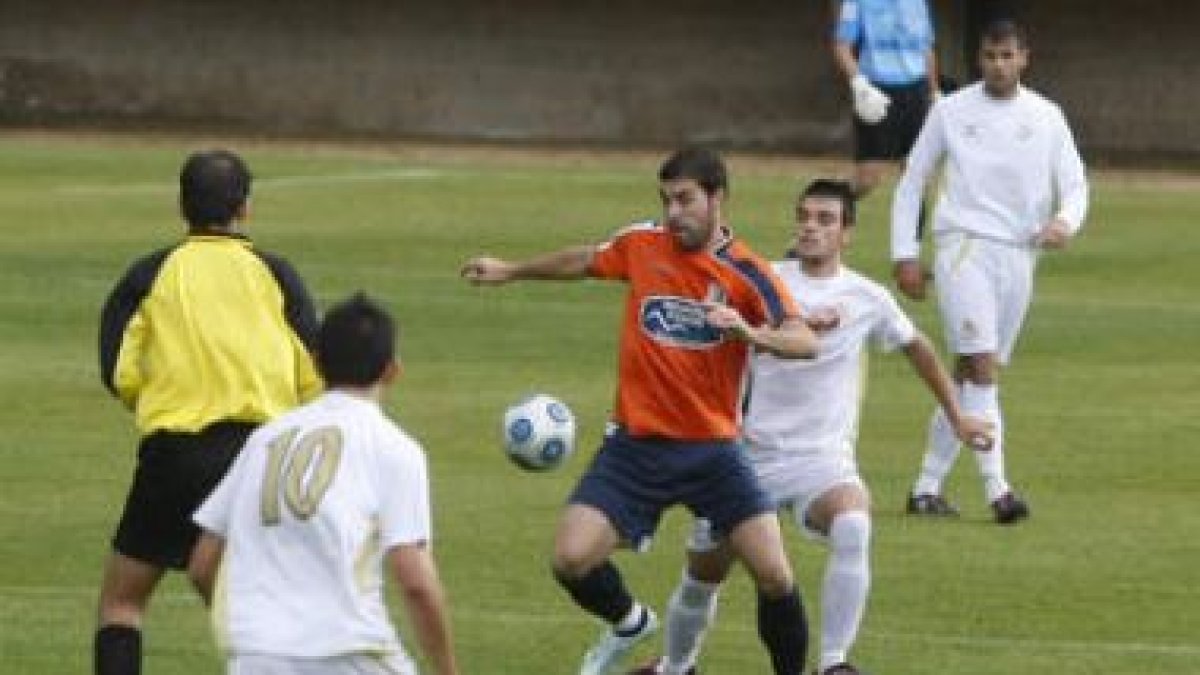 David García trata de cortar el avance de un jugador rival.