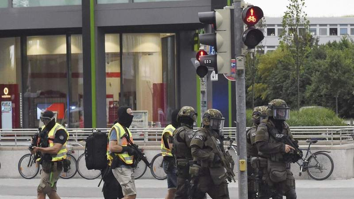 Vehículos policiales y de emergencias junto al centro comercial en el que hubo el tiroteo. F. HOERHAGER