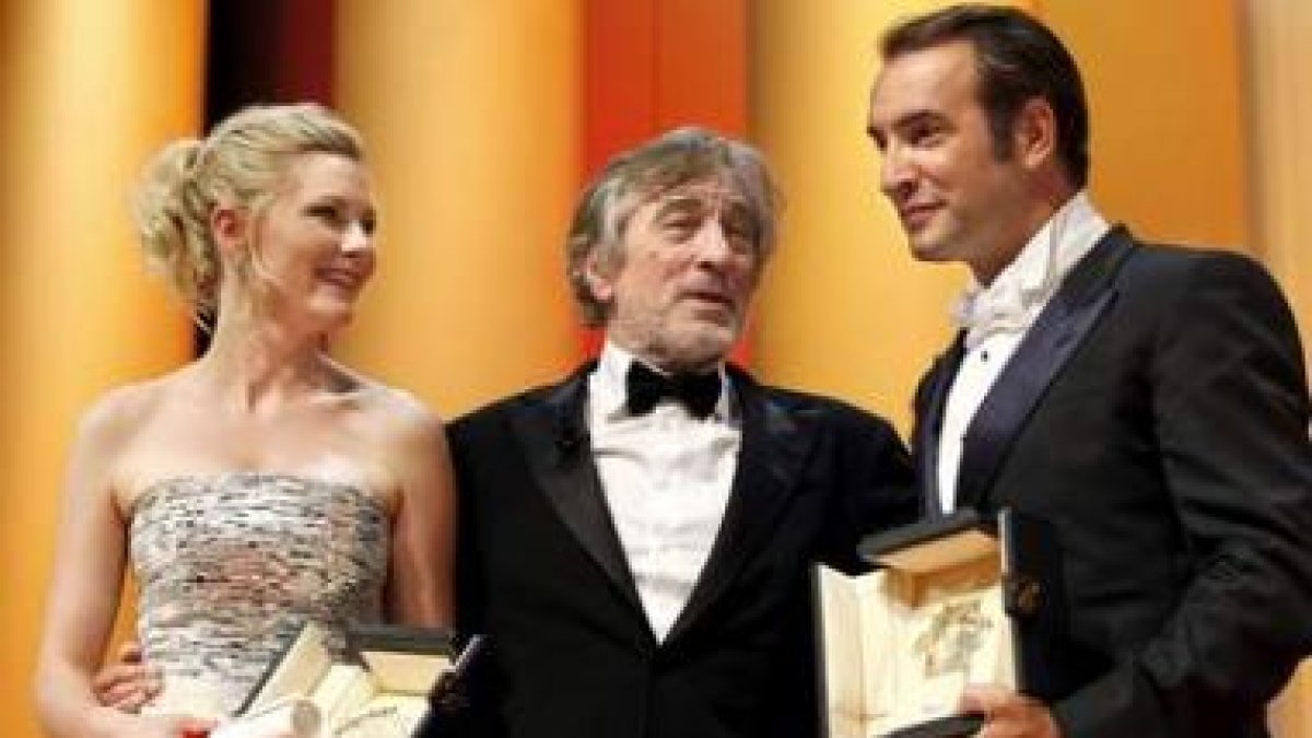 El presidente del jurado de Cannes, el actor estadounidense Robert De Niro, junto a Kirsten Dunst (m