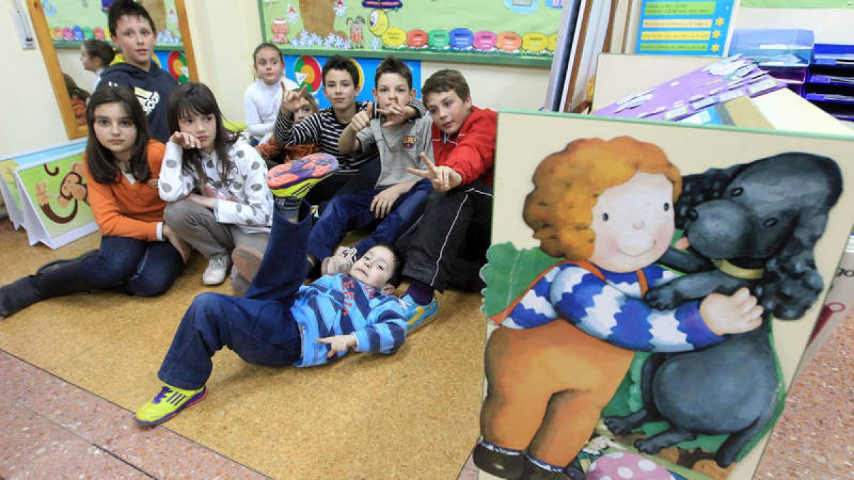 Nueve de los doce niños que estudian en el colegio de San Pedro, cuatro de los cuales terminan este curso.