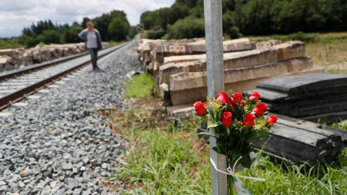 Los vecinos de las parroquias lucenses de Recimil y Coeo llegaron a cortar la vía en señal de protesta. ELISEO TRIGO
