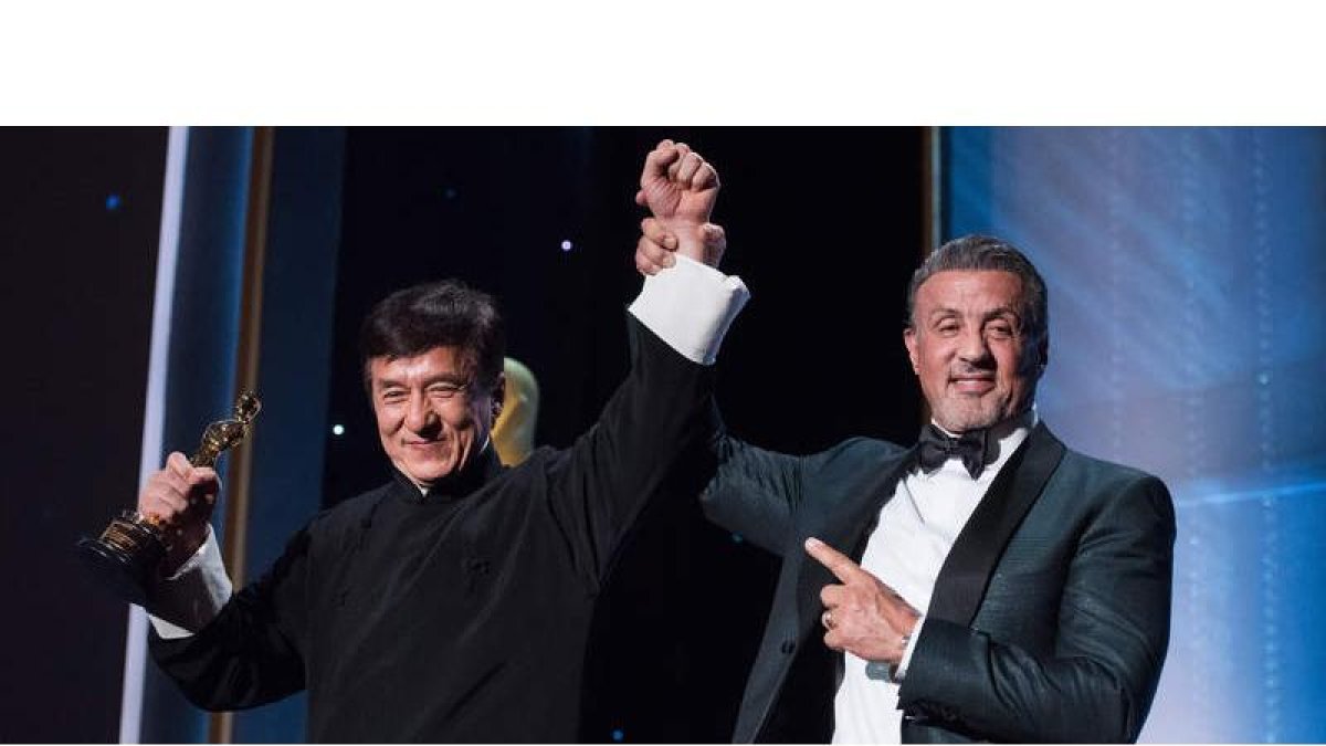 Jackie Chan tras recibir su Oscar honorífico junto al actor Sylvester Stallone. MICHAEL BAKER