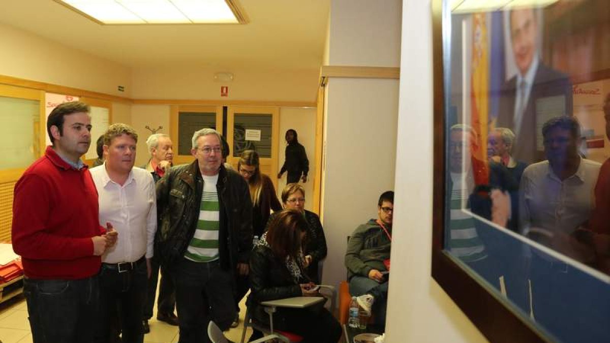 La familia socialista leonesa sigue el escrutinio de los resultados