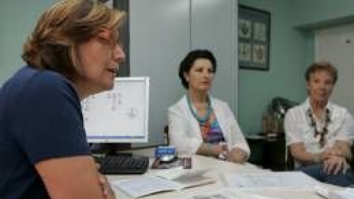 La presidenta de Almom, Esther Fernández, junto a dos miembros de su junta directiva