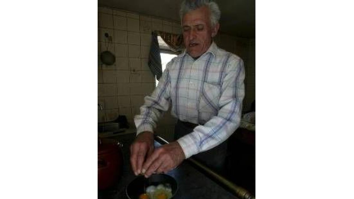 Manuel no ha tenido nunca novia, sólo cuatro pulmonías