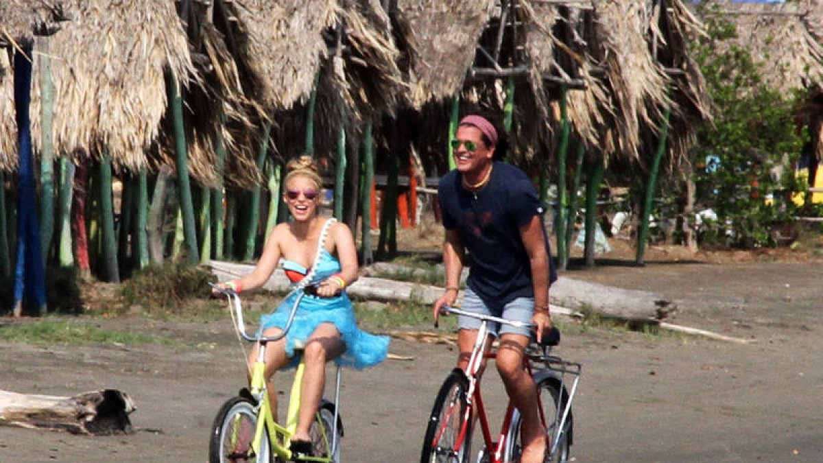 Shakira y Carlos Vives durante la realización del vídeo de la canción ‘La bicicleta’ en Barranquilla, Colombia. EFE