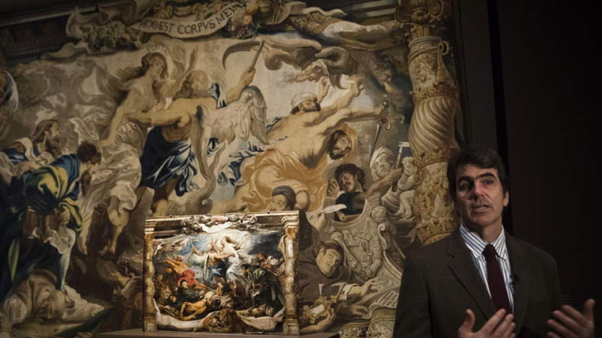 Alejandro Vergara, jefe de conservación de pintura flamenca del Prado, ante la obra ‘La victoria de la verdad sobre la herejía’.