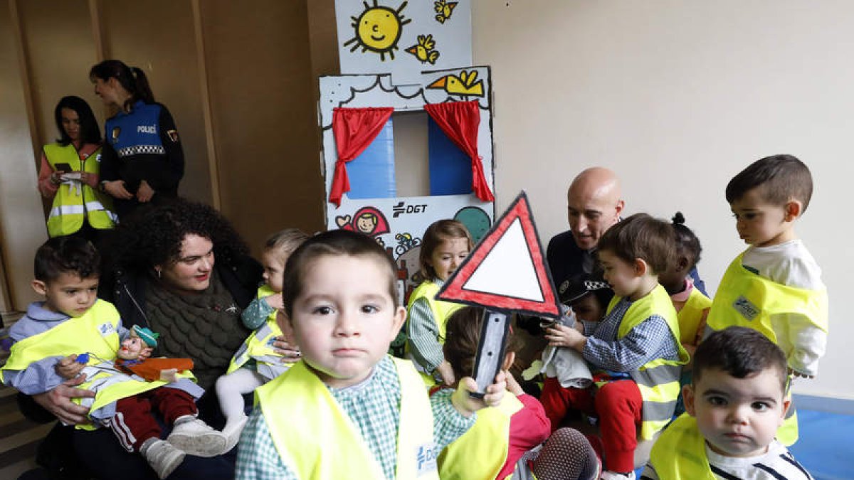 La edil Vera López y Diez, ayer por la mañana en la escuela infantil de Armunia.