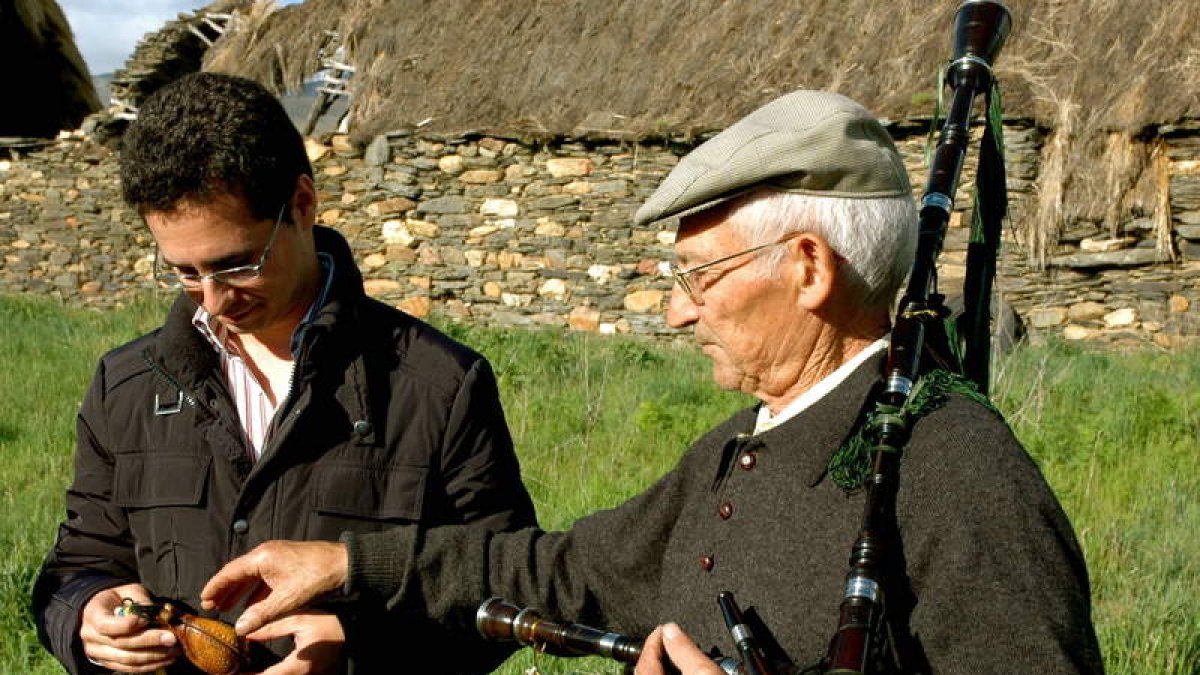 El investigador David Á. Cárcamo, junto al recordado gaitero Moisés Liébana