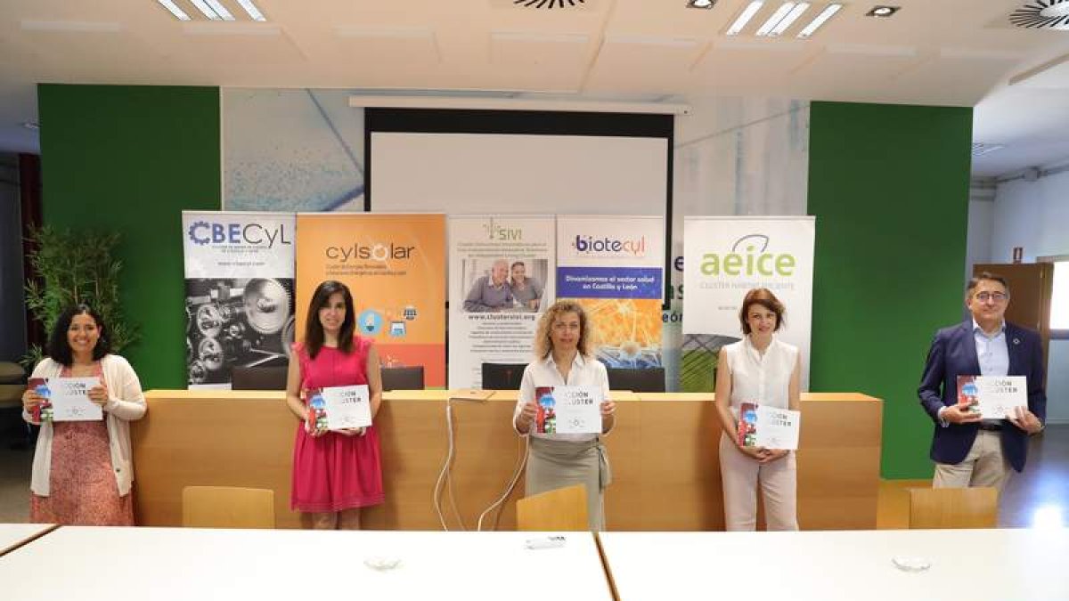 Los representantes de los cinco clústers. NACHO GALLEGO