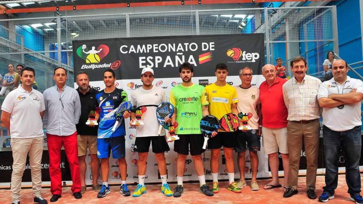 Los campeones y subcampeones de España, en el centro, junto a las autoridades durante la entrega de trofeos. DL