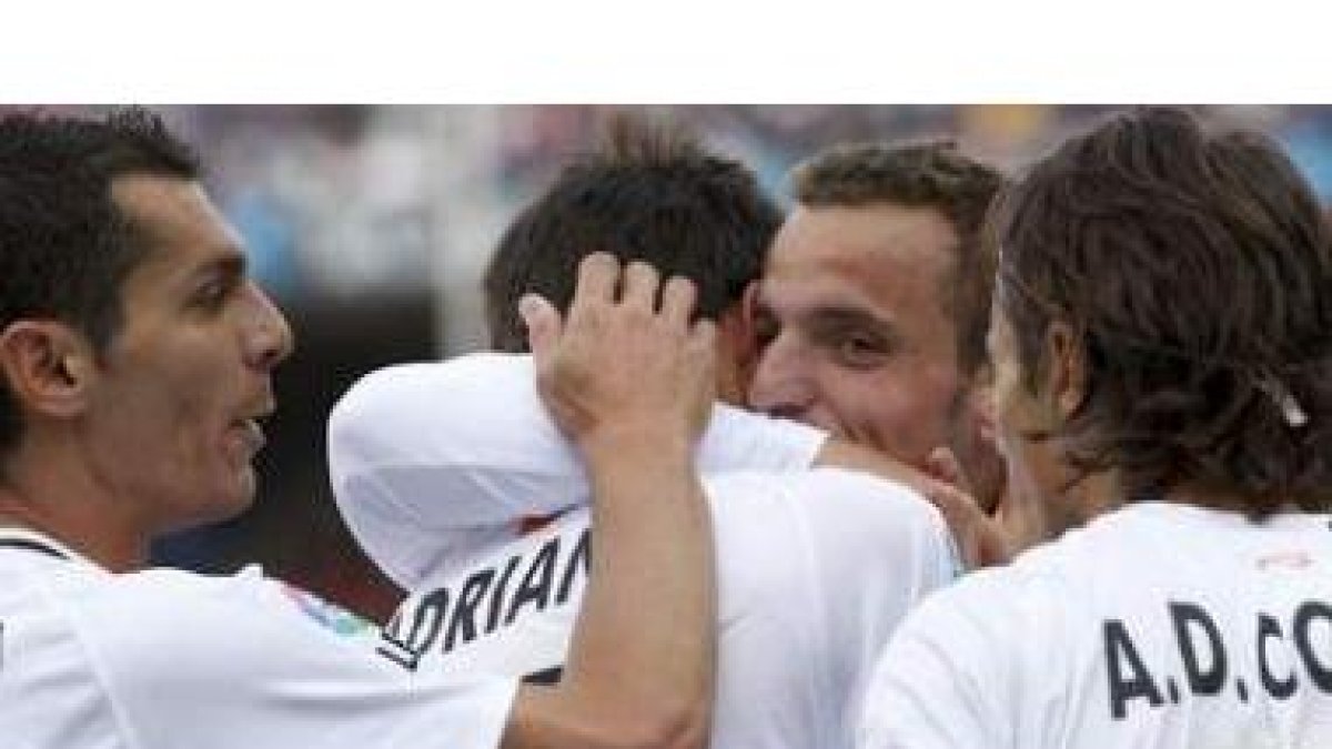 Soldado celebra sus goles junto a sus compañeros.