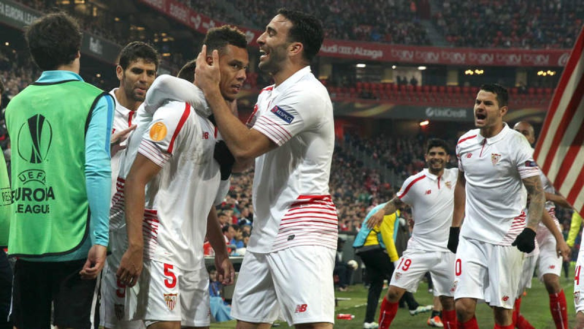 Los sevillistas celebran el gol de Iborra que ponía el 1-2. TEJIDO