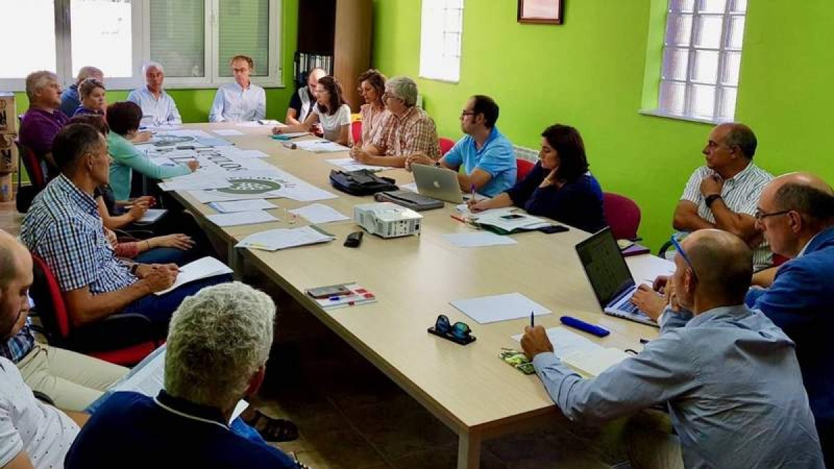 El grupo operativo, durante su reunión de ayer. DL