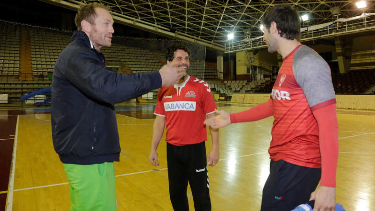 Dos ex ademaristas del Kolding, Kasper y Antonio García, ayer en el Palacio con Juanín. SECUNDINO PÉREZ