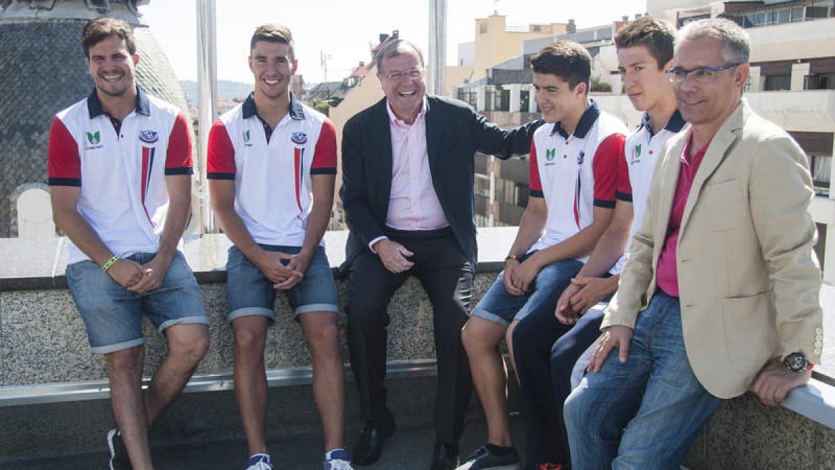 Antonio Silván, junto a los nadadores del CNL. F. OTERO PERANDONES