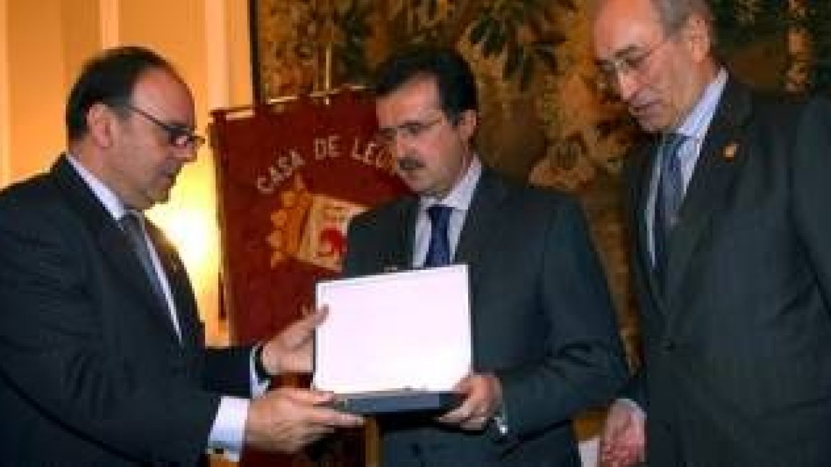 José Luis Ulibarri (centro) recibió la placa de la Casa de León en Madrid