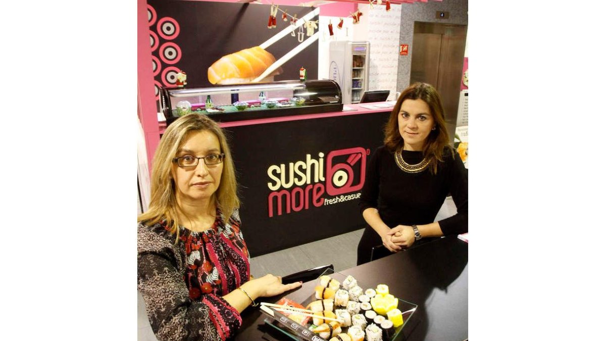 Ana Paredes y Verónica Fernández son dos de las promotoras de Sushimore, un negocio innovador de la smartfood situado en el centro comercio León Plaza.