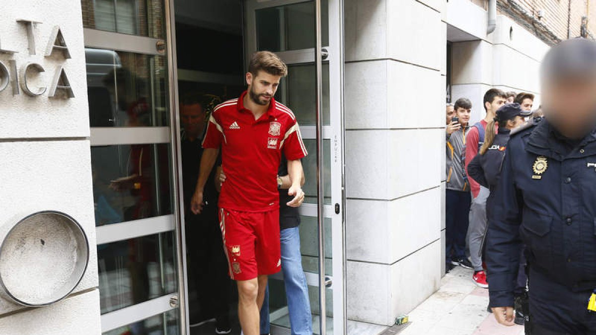 Gerar Piqué saliendo de la clínica San Francisco.