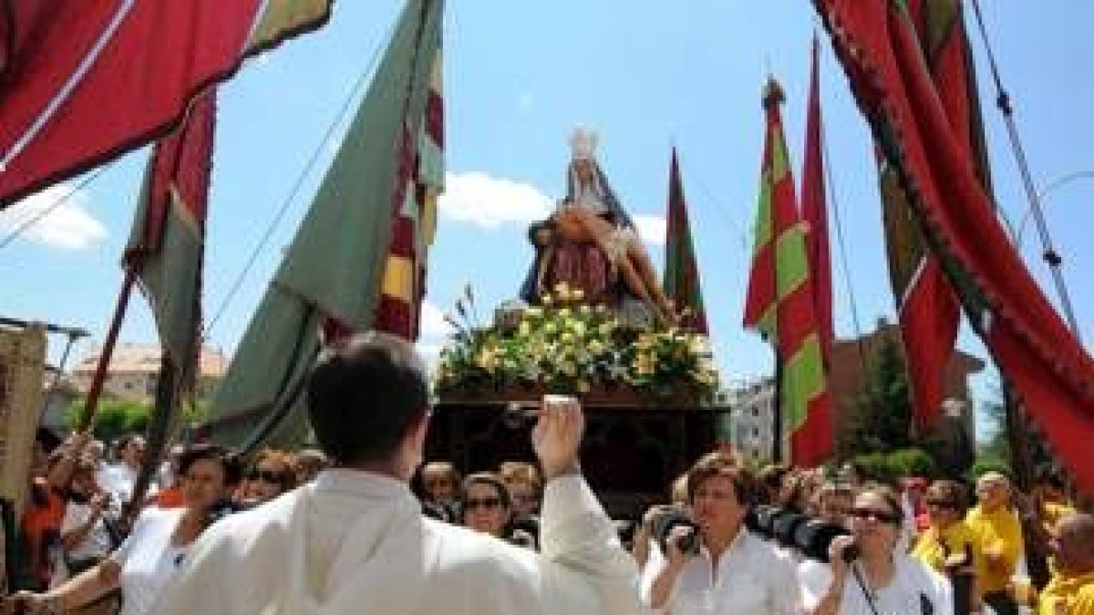 Las hermanas de la cofradía María del Dulce Nombre portan la imagen de la Virgen del Camino