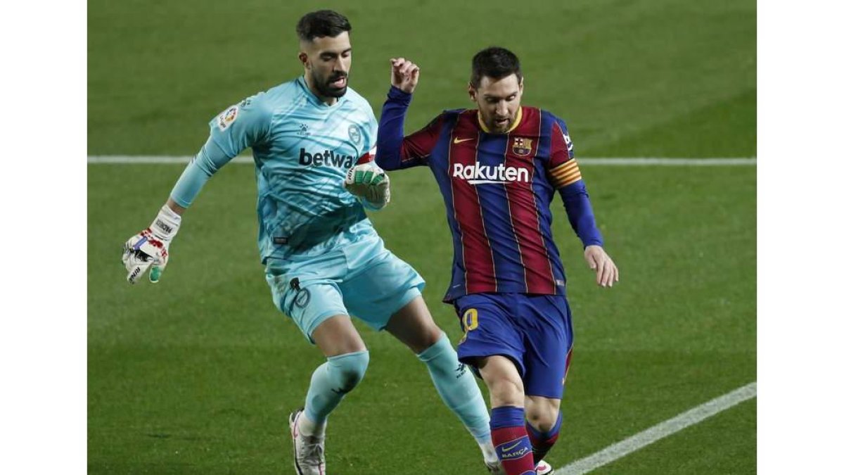 Messi en una acción con el portero del Alavés, Pacheco. DALMAU