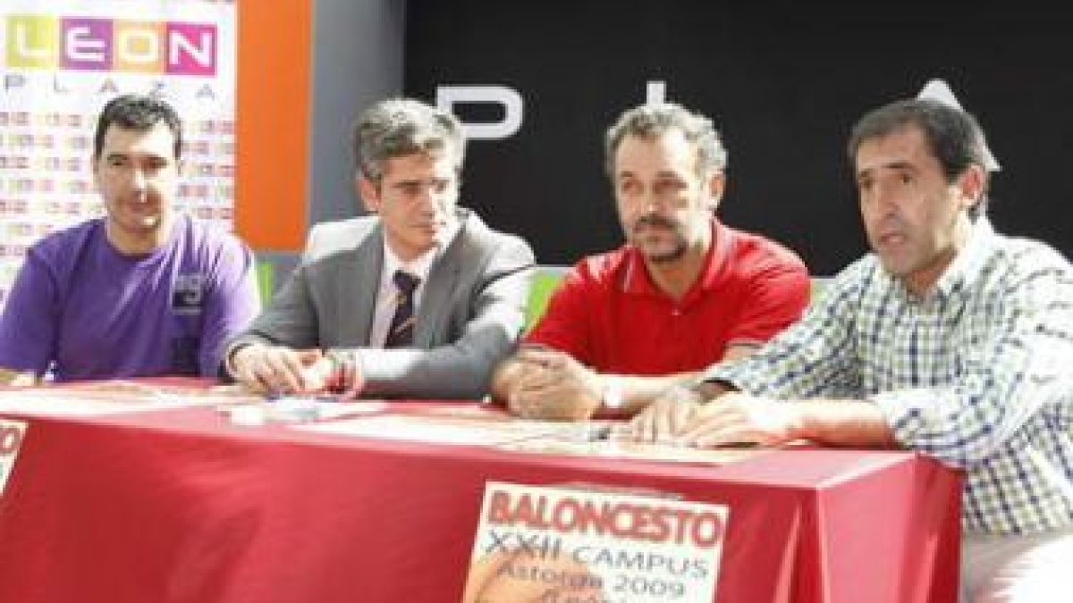 Sergio del Atlético Astorga a la izquierda de la imagen.